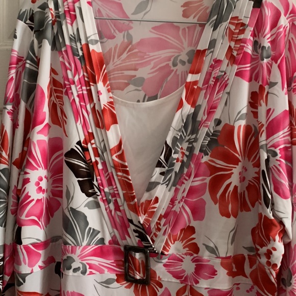 Beautiful top - Picture 2 of 10